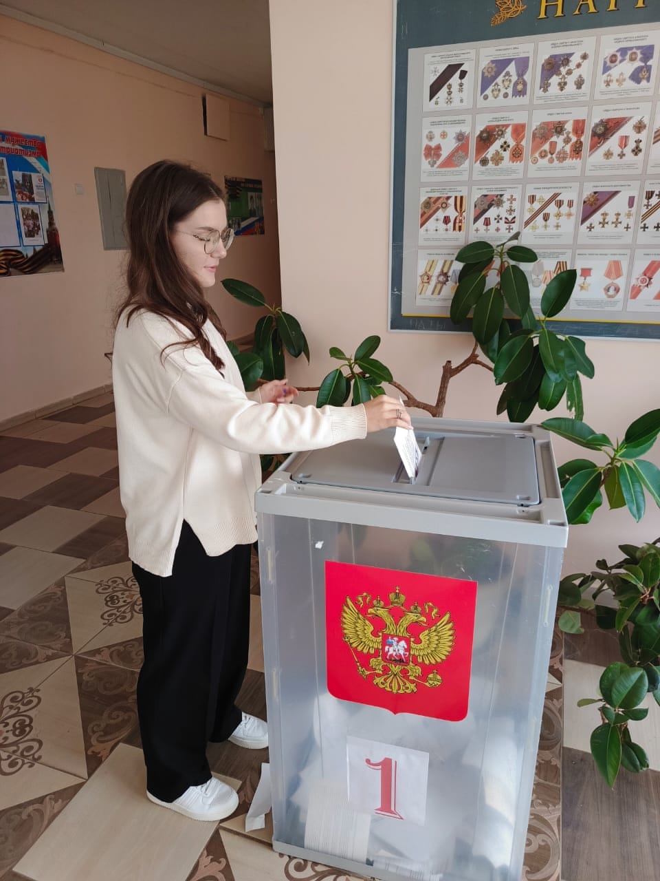 Лидеры названы сегодня подвели итоги выборов президентов школ района Напоминаем вчера во всех школах района проходили выборы лидеров ученических советов Кандидаты представили свои предвыборные программы а учащиеся активно проголосовали сделав свой выбор В результате лидерами ученического совета стали Лицей 1 Орлова Камилла Школа 2 Каспорян Анастасия Школа 3 Предеин Дмитрий Школа 4 Гамова Маргарита Гимназия 5 Трунин Дмитрий Школа 7 Букреева Ангелина Школа 9 Аракелян Мирослава Школа 10 Локоткова Анастасия Школа 11 Карадашьян Маргарита Школа 13 Хомяков Станислав Школа 15 Бабаян Артур Школа 16 Салих Оглы Рувейда Школа 17 Годованюк Дмитрий Школа 18 Кокряцкая Мария Школа 20 Каширский Даниил Школа 23 Горбачева Вероника Школа 24 Агабекян Тигран Школа 25 Хачатурян Кристина Школа 26 Шавадзе Давид Школа 27 Филиповская Майа Школа 28 Тарасова Юлия Школа 29 Петренко Вероника Школа 30 Каспарян Софья Школа 33 Бирюков Егор Школа 37 Воронина Ульяна Поздравляем ребят с победой на выборах Апшеронский рабочий