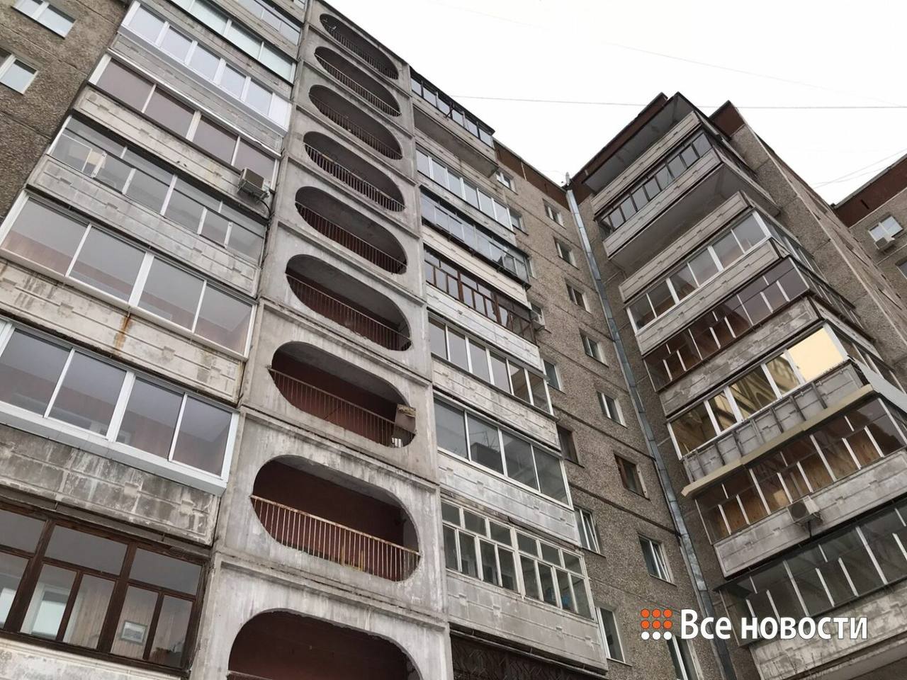 В Нижнем Тагиле маленькие однушки сдавать выгоднее чем в других городах России Небольшие однокомнатные квартиры в Тагиле сдавать выгоднее чем в других городах России Здесь жильё площадью до 32 квадратов окупается за 8 5 лет Профильное издание Мир квартир посчитало где в России выгоднее покупать малогабаритку под сдачу в аренду Годовой доход рассчитывался исходя из того что квартира сдается круглый год и не требует ремонта и дополнительных затрат Лидером стал Нижний Тагил со средним ценником на однушку 2 млн рублей За неё владелец может получать 19 тыс 584 рубля ежемесячно или 11 7 от стоимости ежегодно На втором месте Грозный где маленькая квартира стоит чуть больше 2 7 млн Сдать её можно за 26 тыс 400 рублей и получать 11 5 годовых Окупится такое жилье достаточно быстро за 8 7 лет Также в лидерах по окупаемости Череповец Здесь однушка стоит 2 8 млн а за аренду можно выручить в среднем 25 тыс 465 рублей На самоокупаемость жилье выйдет через 9 3 лет и будет приносить 10 8 годовых Пока доход от сдачи жилья значительно ниже прибыли от банковских вкладов но в перспективе при снижении ключевой ставки Центробанка может стать равнозначным Аутсайдером по выгоде для арендодателя стал Владивосток При среднем ценнике на маленькую квартиру в 4 7 млн рублей сдать её можно лишь за 19 тыс 744 рубля Она будет приносить 5 1 годовых и окупится через 19 7 лет На дне рейтинга и курортный город Сочи Здесь жилье стоимостью 8 7 млн рублей сдается почти за 40 тыс рублей Оно принесёт владельцу 5 5 годовых и окупится за 18 1 лет Чтобы отбить с помощью аренды квартиру площадью до 32 кв м в Москве понадобится 18 лет Здесь малогабаритное жилье самое дорогое в России в среднем 11 1 млн рублей но и ценник на аренду самый высокий 51 тыс 674 рубля В среднем по всем городам доходность квартиры площадью до 32 кв м составляет 7 9 а окупаемость 12 6 года Столь плачевная ситуация в столицах сложилась из за непомерно высоких цен на покупку недвижимости которую очень трудно отбить сдачей в аренду Но исследование проводилось на вторичном рынке а с новостройками обстоит еще сложнее там доходность малогабариток еще меньше в Москве 5 3 в Петербурге 5 5 а в среднем по российским крупным городам 6 4 годовых Не нужно забывать также что чтобы сдать в аренду новостройку в ней еще предстоит провести отделку а это немалые затраты Если их учесть доходность снизится еще больше комментирует руководитель издания Мир квартир Павел Луценко Доходность квартиры на вторичном рынке зависит от ее площади Обычная квартира приносит 6 3 годовых и ее окупаемость составляет 16 лет Поэтому студии и маленькие однокомнатные квартиры часто становятся выгодными инвестициями Однако при выборе недвижимости для сдачи в аренду важно учитывать не только размер но и расположение состояние квартиры и дома а также сдается ли жилье круглый год