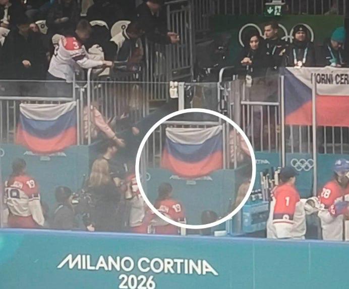 Российский флаг заметили на Олимпиаде в Италии Триколор на ограждение трибуны во время хоккейного матча между женскими сборными США и Чехии повесил болельщик И это несмотря на запрет проноса флага России на олимпийские объекты Флаг провисел несколько минут затем его попытались снять но мужчина отнял его и вернулся на место досматривать игру Подписаться на truekpru Читать нас в MAX