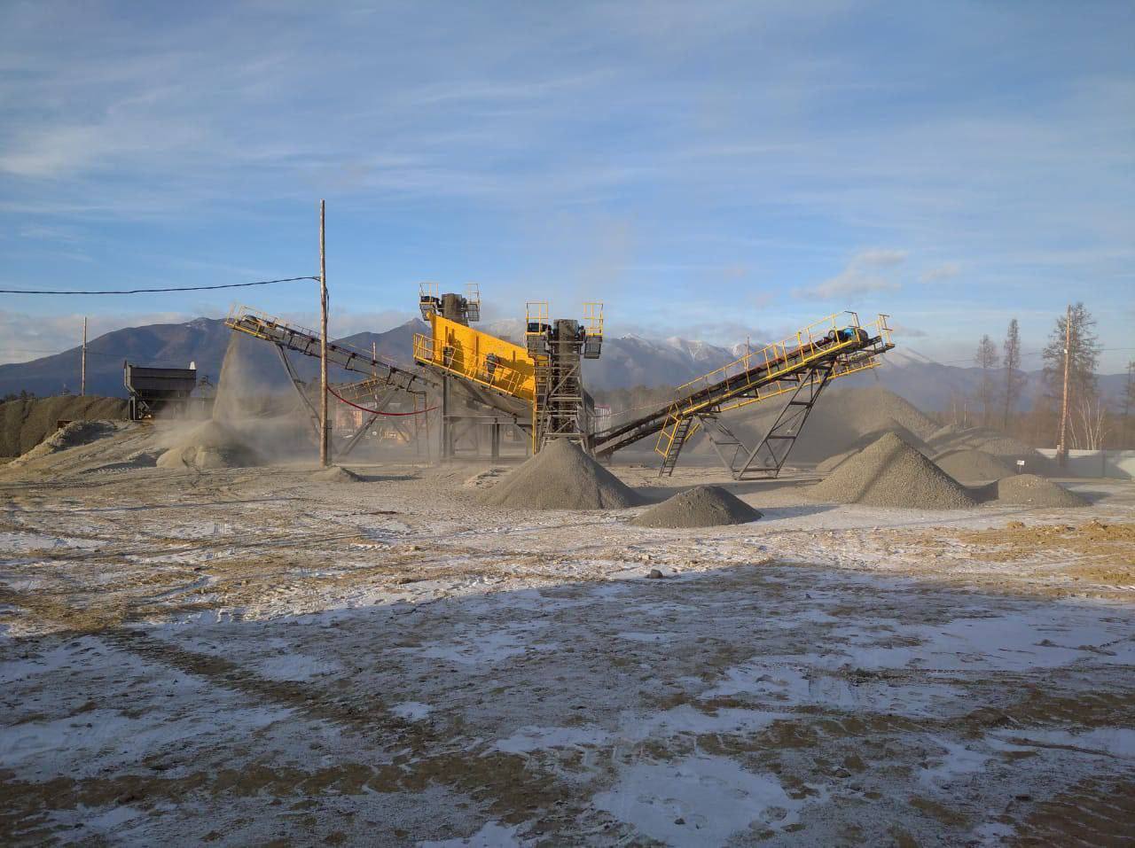 Щебень и песок по ГОСТу в Муйском районе начал работу дробильно сортировочный комплекс Дробильно сортировочный комплекс для производства инертных материалах построен на базе государственного учреждения Дороги Бурятии Комплекс уже работает на полную мощность чтобы обеспечить север Бурятии инертными материалами высокого качества щебень песок и отсев для дорожного ремонта Глава Бурятии Алексей Цыденов рассказал что недавно введенный в эксплуатацию асфальтобетонный завод в Муйском районе и дробильно сортировочный комплекс образуют единую производственную цепь включающую в себя все этапы от добычи и переработки сырья до укладки асфальтобетонной смеси Что это означает для северного района и республики в целом ГОСТовский контроль качества материалов и контроль сроков производства работ написал глава Бурятии Алексей Цыденов в своем телеграм канале Бурятия