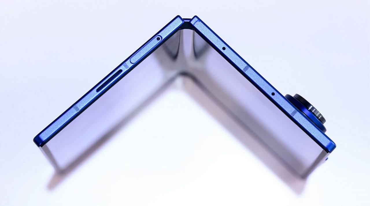 Samsung готовит широкий Fold и верит в успех вопреки прошлым провалам Пока рынок ждёт первую складную модель Apple производители один за другим готовят собственные версии iPhone Fold и Samsung решила не отставать По данным ETNews компания разрабатывает устройство под кодовым названием Wide Fold и уже заказала комплектующие примерно для миллиона смартфонов Это крупнейший стартовый тираж специальных моделей Samsung за последние годы Более того новинку якобы планируют представить летом вместе с Galaxy Z Fold 8 и Flip 8 что говорит о серьёзных намерениях раньше такие устройства выпускали малыми партиями и отдельно от основной линейки Samsung явно не считает Wide Fold экспериментом несмотря на печальный опыт Galaxy S25 Edge который провалился в продажах а его преемник был отменён По слухам корейцы почти полностью повторили формат будущего iPhone Fold экран 4 3 и диагонали около 7 6 и 5 4 Сработает ли эта ставка или Samsung снова наступит на те же грабли станет ясно уже в ближайшие месяцы