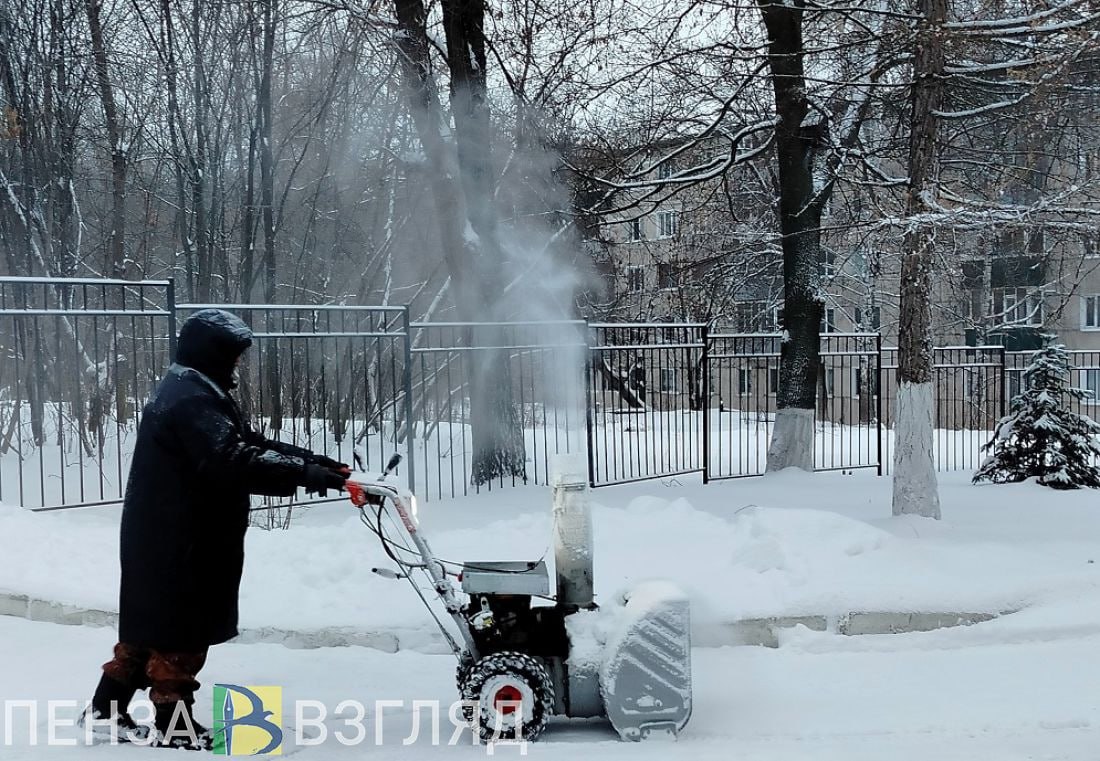 Пензенцам рассказали, какой будет погода на Крещение   Синоптики сделали прогноз на период с 18 по 20 января.  По данным Пензенского ЦГМС, в пензенском регионе влияние атмосферных фронтов атлантических циклонов в обозначенный период сохранится.  «Поэтому по-прежнему будут идти осадки смешанного характера и различной интенсивности, усиливаться ветер, образовываться гололедные явления, и температурный режим останется повышенным», - сообщила начальник отдела прогнозирования Светлана Иванкова.  Из-за «температурных качелей» и истончившегося льда на водоемах в областном центре принято решение, касающееся крещенских купаний. Единственным местом в Пензе, где можно окунуться в ледяную воду на Крещение, будет зона отдыха в микрорайоне ГПЗ-24.