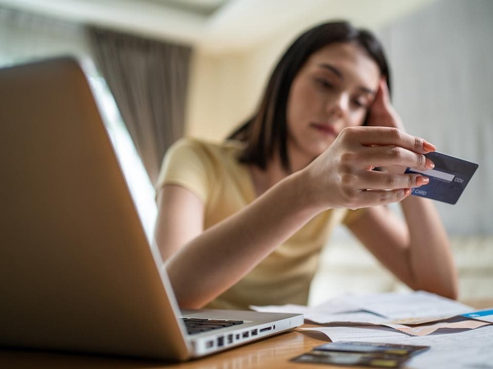 В России утвердили новые правила хранения переписок в интернете С 1 января 2026 года интернет сервисы будут обязаны хранить данные пользователей в три раза дольше не один а три года Теперь под обязательное хранение попадают сообщения голосовые и видеофайлы изображения а также другие виды цифровой коммуникации При необходимости эти данные смогут быть запрошены госорганами отвечающими за безопасность и оперативно розыскную деятельность