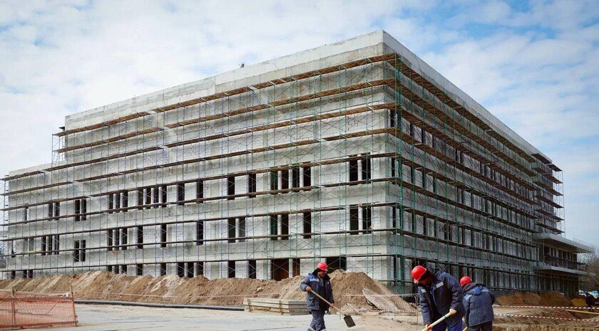 В Мелитополе в начале 2026 года планируют ввести в эксплуатацию детский медцентр Детский многопрофильный медицинский центр в Мелитополе подрядчик планирует сдать уже в первом квартале 2026 года. Об этом в ходе посещения объекта сообщил генеральный директор ООО «СГМ Груп» Артем Малашкевич. «Ведутся монолитные работы по устройству конструкций первого корпуса, они окончены примерно на 80%. Планируем их закончить к 15 июля. Внутри начаты работы по устройству внутренних перегородок и инженерных сетей. В инфекционном корпусе строительные общестроительные работы завершены на 80%, сейчас ведется предфинишная отделка, устройство внутренних инженерных сетей. На 90% закончены работы по устройству внутриплощадочных сетей водоснабжения и канализации, электрических сетей наружного освещения. Есть вероятность, что к концу года мы закончим все работы и введем объект в эксплуатацию в первый квартал 2026 года», Качественные новости —