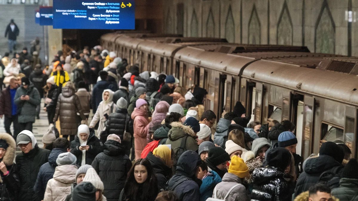 В Казани с 2026 года стоимость проезда в метро увеличится до 46 рублей Сейчас цена за поездку в метро составляет 43 руб Тариф по транспортной карте на 100 поездок составит 36 руб за поездку Фото Коммерсантъ Артемий Шуматов kommersantkazan