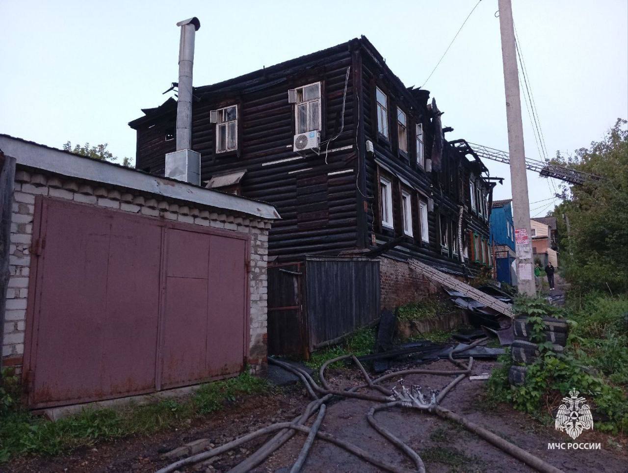 В Уфе при пожаре погибли 2 человека — мужчина и женщина Трагедия произошла в Нижегородке. Загорелась крыша многоквартирного двухэтажного жилого дома по улице Вагонной. Травмированных нет, самостоятельно эвакуировались 9 человек. Причина пожара пока неизвестна.
