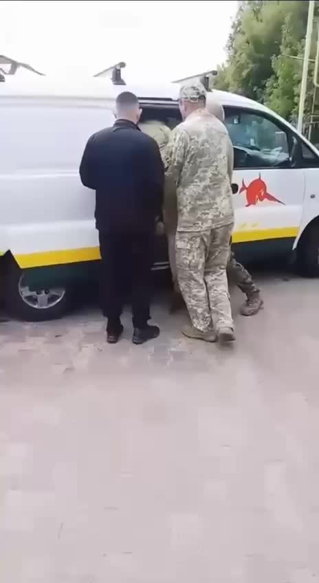 В Ровно мужчину задержали и доставили в ТЦК с автомойки