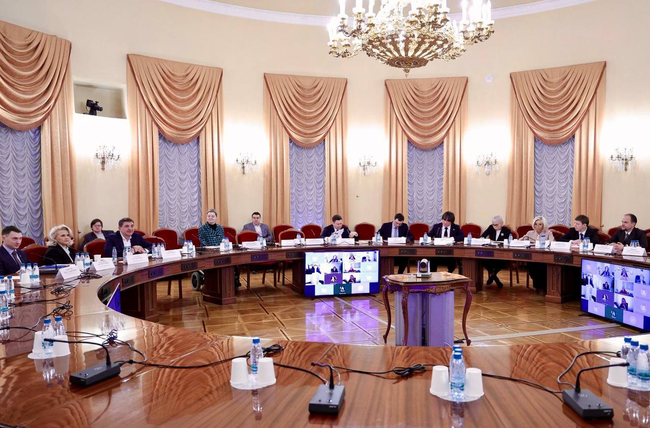 Турналог должен идти на развитие внутреннего туризма Подведу итоги круглого стола Туристический налог промежуточные итоги и анализ эффективности  Спасибо всем кто принял участие в важном мероприятии Георгию Груше директору Департамента развития туризма Министерства экономического развития РФ Ивану Нифонтову заместителю председателя Правительства Ставропольского края Вадиму Прасову Вице президенту Федерации Рестораторов и Отельеров России по гостиничному бизнесу Илье Уманскому Президенту Российского союза предприятий учреждений организаций туристской индустрии и другим участникам Спикерами от ГД выступили Надежда Школкина Первый заместитель председателя Комитета по экономической политике Сергей Кривоносов Заместитель председателя Комитета по туризму и Артём Прокофьев член Комитета по туризму Основное 61 субъект с 1 января 2025 года собирают туристический налог 9 субъектов республика Марий Эл Удмуртская Республика Московская область Смоленская область Самарская область Оренбургская область Томская область Тюменская область и Курская область подключились с 1 января 2026 года 7 субъектов Москва Республика Крым и Севастополь Белгородская Брянская область Курганская и Ярославская области от туристического налога отказались 5 4 млрд руб поступления туристического налога за 9 месяцев по данным ФНС России 63 поступления турналога обеспечили 4 субъекта РФ Краснодарский край Санкт Петербург Ставропольский и Алтайский край 680 млн руб или 12 направлено на развитие туризма в регионах где собран турналог по данным Министерства экономического развития РФ Вопросы замечания и предложения заморозить поэтапное повышение турналога в 2025 году предельная ставка составляла 1 но не менее 100 рублей в 2026 году она составит 2 что уже составляет нагрузку на бизнес механика взимания налога поводом для исчисления турналога должен стать факт оказания услуги и выезда гостя из средства размещения а не момент заезда отсутствие утвержденного перечня документов подтверждающих льготный статус физических лиц необходимых для представления в налоговые органы деклараций по турналогу администрирование налога со стороны бизнеса влечёт дополнительную нагрузку на персонал Результат совместного обсуждения  Федеральные органы исполнительной власти согласны с необходимостью проработки прозвучавших на круглом столе замечаний в т ч с муниципалитетами регионов РФ  Комитет подготовит перечень рекомендаций включая предложения по модификации законодательства и направит их в соответствующие органы власти по ссылке Tarbaev Sangadji