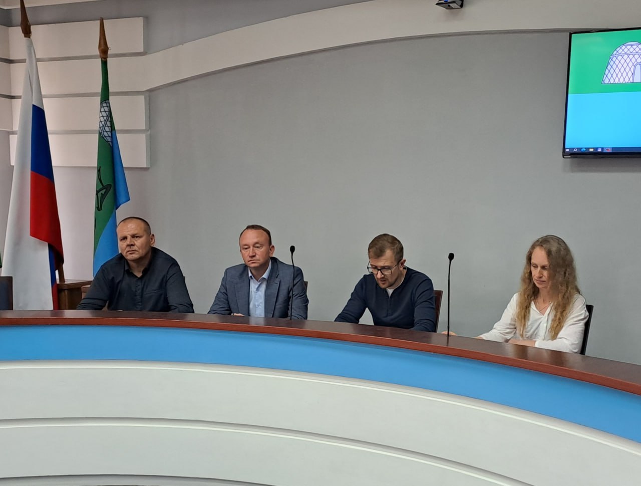 ‼ Конкурсная комиссия рекомендовала Бердянскому горсовету двух кандидатов на должность Главы Бердянска В администрации Бердянска состоялось заседание конкурсной комиссии по замещению вакантной должности Главы Бердянска. Напомним, прежний Глава города Александр Сауленко досрочно сложил с себя полномочия в связи с переходом на другую работу. Временно исполняющим обязанности Главы Бердянска депутаты городского совета утвердили Ковганко Андрея Анатольевича. Была также сформирована конкурсная комиссия, которая должна обеспечить проведение кадрового конкурса и по итогу рекомендовать депутатам горсовета кандидатуры на должность Главы Бердянска. И вот сегодня состоялось заседание конкурсной комиссии. Проходило оно под председательством директора департамента внутренней политики администрации губернатора и правительства Запорожской области Александра Данилова. Было оглашено, что по состоянию на 5 июня документы в качестве кандидатов на пост Главы города подали 2 человека. Это ВРИО Главы Бердянска Андрей Анатольевич Ковганко и депутат городского совета, директор МУП «Благоустройство. Бердянск» Иван Иванович Шмаровоз. Оба кандидата были приглашены на заседание комиссии. Оба представили свои предвыборные программы и ответили на довольно большое количество вопросов, которые задавали члены конкурсной комиссии. В итоге Андрей Анатольевич Ковганко и Иван Иванович Шмаровоз прошли конкурс и рекомендованы комиссией для представления депутатам городского совета, которые уже в ходе тайного голосования и определят кто будет Главой Бердянска на ближайшие 5 лет.