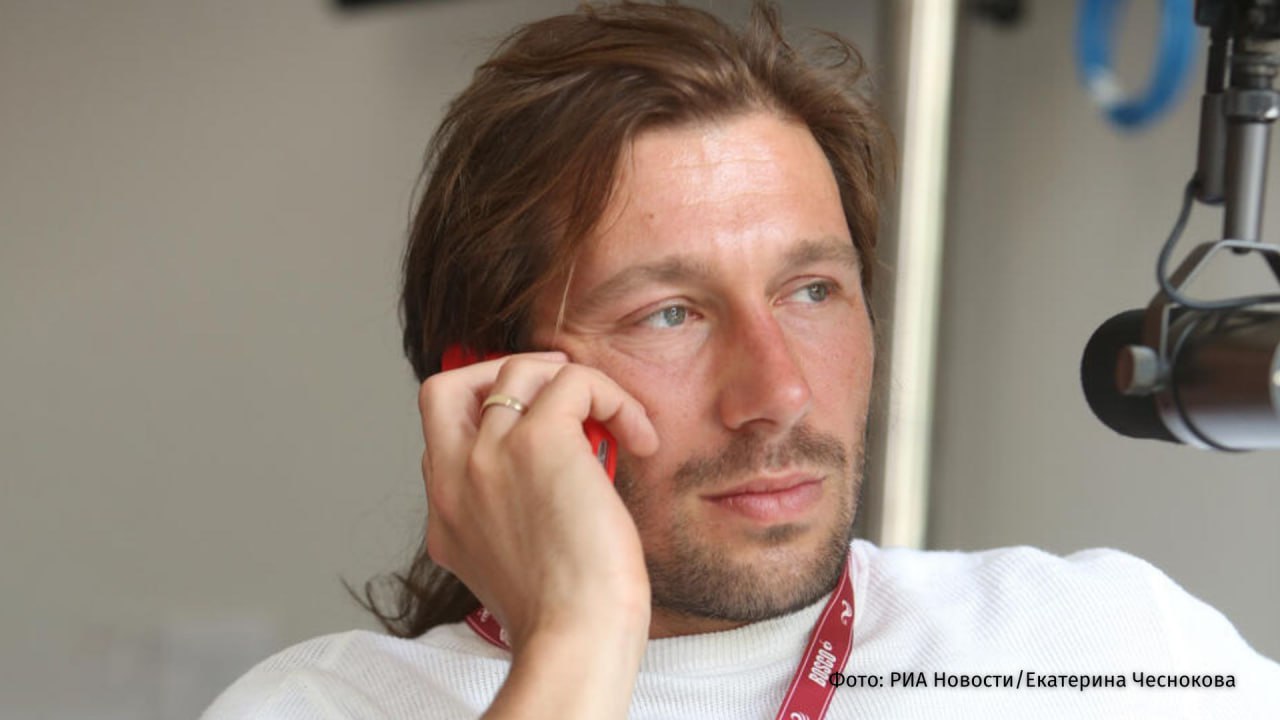 Иноагента Евгения Чичваркина заочно приговорили к 9 годам лишения свободы в колонии общего режима Его также лишили права заниматься администрированием сайтов сроком на четыре года 11 месяцев сообщил корреспондент РЕН ТВ  По версии следствия в июле 2024 года Чичваркин находясь за пределами России разместил в соцсетях публикацию содержащую заведомо ложную информацию о действиях ВС РФ в ходе специальной военной операции В апреле 2025 года он опубликовал ролик не указав что материалы были распространены иностранным агентом В настоящее время предприниматель находится в розыске РЕН ТВ ждет вас в MAX