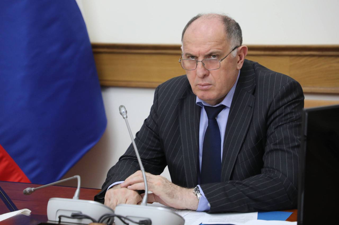 В Дагестане готовят изменения в законодательство в области обращения с бездомными с животными Председатель Правительства Дагестана Абдулмуслим Абдулмуслимов провел совещание по вопросу организации мероприятий при осуществлении деятельности по обращению с животными без владельцев Премьер министр отметил что в республике ситуация с безнадзорными животными остается нестабильной На прямую линию Сергея Меликова поступили соответствующие обращения глава региона поручил принять исчерпывающие меры в решении данного вопроса По итогам обсуждения и обмена мнениями Председатель Правительства поручил направить в муниципальные образования проверочные комиссии для получения объективной оценки работы ответственных служб отвечающих за сферу обращения с животными В понедельник 15 декабря должен быть представлен итоговый доклад Работу над разработкой проекта нормативного правового акта премьер министр поручил завершить в течение текущей недели и представить окончательный вариант к 15 декабря Согласно документу в том числе должны быть усилены мероприятия по отлову безнадзорных собак сформирован системный подход в области обращения с животными без владельцев и проведения комплекса необходимых мероприятий Принятие законопроекта должно позволить упорядочить отношения возникающие при исполнении полномочий в области обращения с животными определять конкретных животных представляющих угрозу жизни и здоровью населения и принимать установленные законом меры Абдулмуслим Абдулмуслимов также поручил актуализировать информацию о количестве безнадзорных животных в городах и районах республики Выработанные предложения будут представлены Главе Дагестана Сергею Меликову