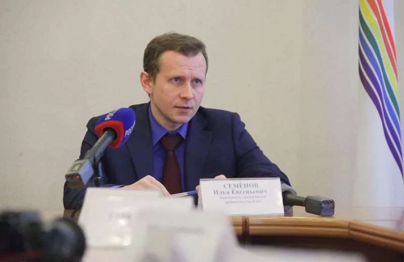 Руководителем Администрации главы назначен бывший мэр Биробиджана Максим Семёнов С должности руководителя столицы ЕАО он уволился в конце сентября незадолго до инаугурации Гольдштейна Родился в 1983 году в Хабаровском крае С 2004 по 2015 год работал в коммерческих компаниях и на хозяйственных должностях воинской части С 2015 по 2019 занимался предпринимательством С 2020 по 2022 занимал различные должности на муниципальной службе в ЕАО В 2022 выбран мэром Биробиджана Женат двое детей Образование высшее магистр документоведения Ранее должность руководителя главы занимал бывший помощник Владимира Уйбы Дмитрий Самоваров Р