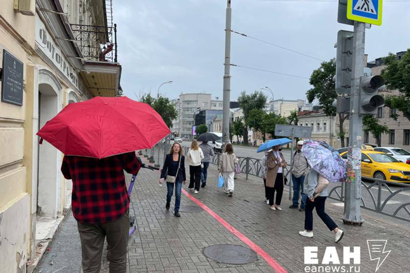 Без зонтов на следующей неделе свердловчанам лучше не ходить  Уральские синоптики предсказали дождливую погоду на всю неделю, включая выходные.  Дождь придет в регион уже в понедельник, ко вторнику доберется до Екатеринбурга. В среду обещают грозу. Температура воздуха при этом от +25 днём до +6 ночью. К выходным в Екатеринбурге дожди и не выше +17 - +21