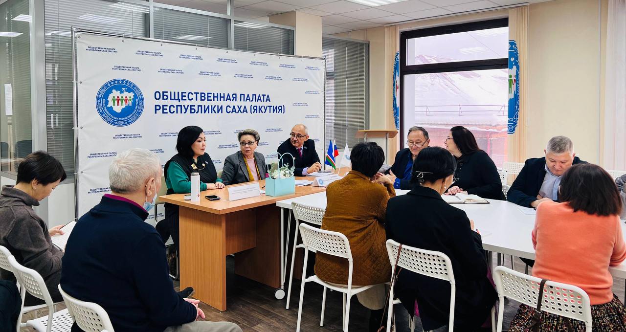 Партпроект Предпринимательство защита интересов малого бизнеса Якутии Депутат Государственной Думы РФ Галина Данчикова провела встречу с региональным координатором партийного проекта Предпринимательство Ольгой Григорьевой и предпринимателями на площадке Общественной палаты Республики Саха Якутия Основной темой стало обсуждение федеральных изменений в налоговый закон касающихся малого и среднего бизнеса на Крайнем Севере Участниками была подчеркнута необходимость тщательного анализа последствий принятого закона для местного бизнеса Планируется создание специальной рабочей группы по мониторингу соблюдения новых норм и оценке их воздействия на предприятия республики В ходе заседания были сформулированы предложения по формированию пакета рекомендаций Правительству РФ учитывающих особенности северного региона Подготовленные предложения будут направлены на разработку конкретных мер по облегчению налоговой нагрузки на малый бизнес Совместно с Министерством предпринимательства и Министерства экономики Республики Саха Якутия а также профильными комитетами Госдумы планируется внести изменения в существующий перечень видов деятельности облагаемых по особым условиям с целью сохранения льготного режима для малого бизнеса Координатор партпроекта выразила уверенность в важности продолжения диалога между властью и предпринимателями для эффективной адаптации бизнеса к федеральным новшествам подчёркивая роль Министерства предпринимательства Республики Саха Якутия как ключевого связующего звена между властями и малым бизнесом региона ЕдинаяРоссия ЕР14 Предпринимательство  Телеграм ВКонтакте Дзен Яппи Одноклассники