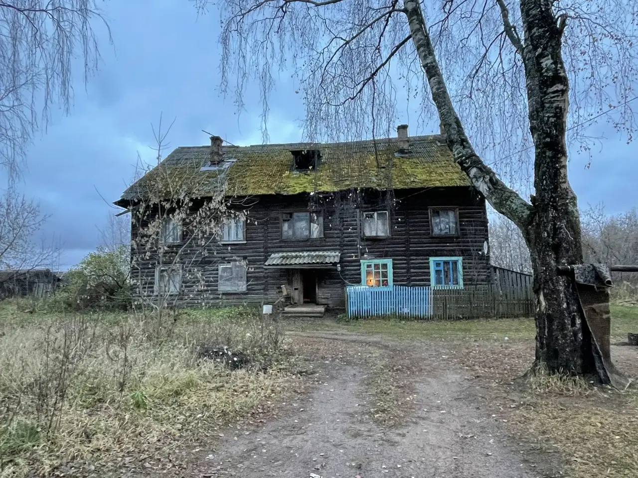 Дорогие друзья Губернатор Ленинградской области Александр Дрозденко сообщил что утверждена региональная программа расселения аварийного жилья на 2026 2030 годы 79 тысяч квадратных метров аварийного жилья будут расселены при поддержке федерального бюджета ещё 11 тысяч квадратных метров возьмёт на себя бюджет Ленобласти Федеральная программа инициирована Президентом РФ Владимиром Путиным В 2026 году в Тихвинском районе будут расселены 7 аварийных домов 43 квартиры Жильё будет приобретено на вторичном рынке Поручил специалистам администрации лично позвонить всем кого будут расселять в этом году и точечно обсудить все возникающие вопросы Работаем Фото для иллюстрации