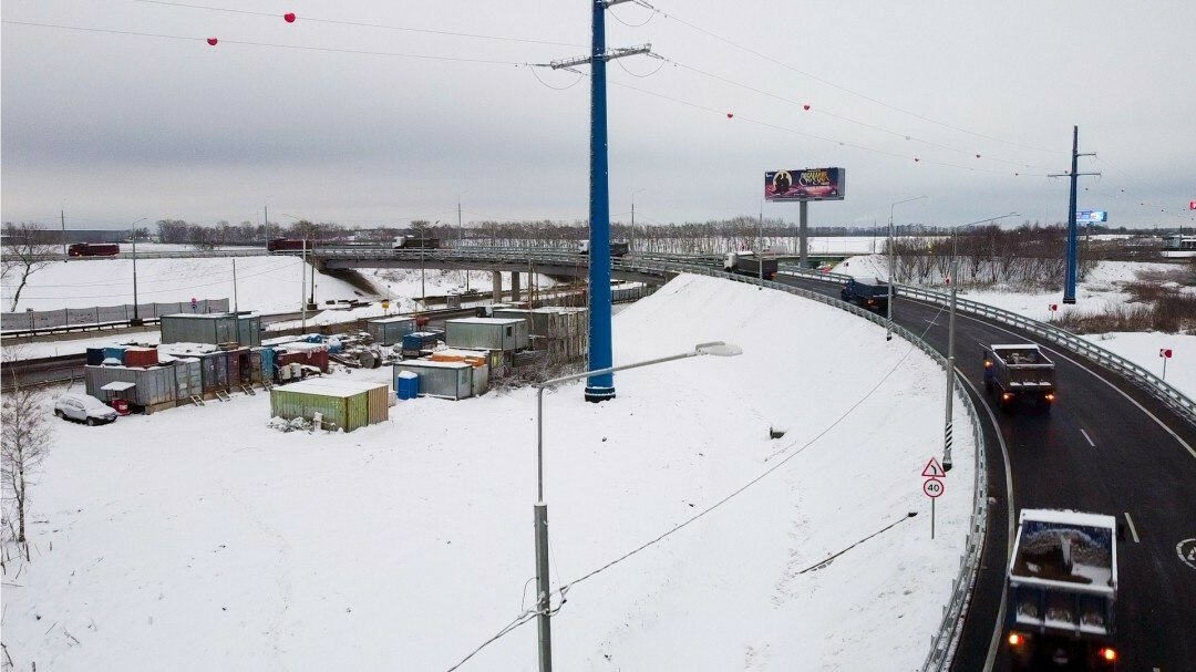 В Московской области открыли новую разворотную эстакаду между Каширским шоссе и трассой А-105  В Подмосковье запустили разворотную эстакаду между «Каширкой» и А-105, а в первом квартале 2025-го введут развязку на пересечении Володарского и Каширского шоссе. Открывшаяся сегодня эстакада в районе д. Апаринки обеспечит бессветофорный проезд с «Каширки» в сторону Москвы. Кроме того, в ближайшее время будет ликвидирован светофор и левоповортный съезд на ул. Газовиков в сторону п. Развилка. Это повысит пропускную способность шоссе на съезде с транспортной развязки в месте пересечения с МКАД. Водители смогут экономить в пути до 20 минут за счет перераспределения транспортных потоков. Параллельно завершается строительство разноуровневой развязки на пересечении Володар...  Читать далее:        - подпишись  Кстати, а вы хотите чтобы на этом канале появились новости о вашей компании? Это бесплатно! Подробнее здесь: