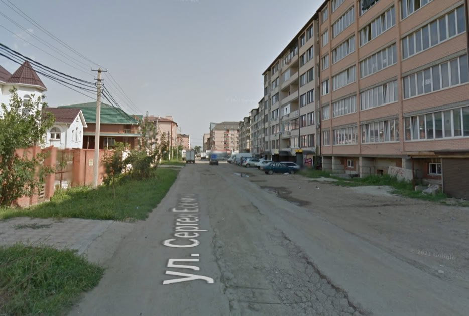 Заключён контракт на реконструкцию улицы Есенина от Солнечной до Гомельской с прилегающими улицами Кухаренко и Шолохова, рассказал мэр Общая протяжённость реконструированных дорог превысит 2,7 км. Согласно проекту, улица Есенина расширится до трёх полос движения. Также предусмотрены светофоры, уличное освещение на всём протяжении, тротуары и велодорожки. Большой пласт работы предстоит подрядчику по переустройству сетей водо- и газопровода, канализации, связи и электричества. В Музыкальном появится ливнёвка, и участков, подтапливаемых во время дождей, станет меньше, написал Евгений Наумов. Все работы на этом участке должны завершиться к концу 2026 года. Дальше планируется реконструкция участка улицы Есенина от Гомельской до Петра Метальникова. _____________________________ Есть интересная новость? Присылайте нам Краснодар Сегодня ПРИСЛАТЬ НОВОСТЬ