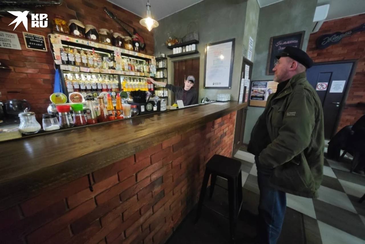 В Петербурге могут ужесточить закон о наливайках Депутаты хотят пересмотреть недавно принятый закон о наливайках которые работают в жилых домах Напомним чтобы продолжать работу такие заведения должны попасть в реестр ресторанов Сделать это можно только при нескольких условиях самое суровое это площадь торгового зала не менее 50 квадратных метров Но в законе обнаружилась лазейка Заведение может не вписаться в стандарты ресторана прописанные законом Петербурга и продолжить работать если нет жалоб со стороны соседей Депутаты из Вологды решили прикрыть эту лавочку и давать заведениям лишь 90 дней на решение вопросов с помещением и другими требованиями закона А в Петербурге такую идею поддержали Пока поправки в закон о наливайках не внесены Но судя по всему депутаты работают над ними Алексей Булатов Читай нас в MAX Подпишись на Комсомольскую правду СПб