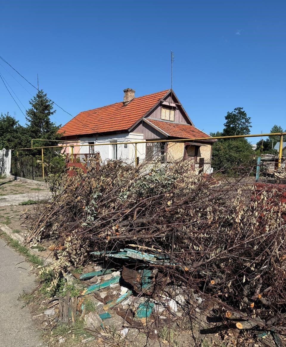 Коммунальные службы Новой Каховки обеспечивают безопасность и порядок В течение недели работники МКП "Новокаховский коммунальный сервис" проводили масштабную санитарную очистку населенных пунктов городского округа. Основное внимание было уделено удалению поросли и аварийных веток, представляющих опасность. В ряде районов Новой Каховки ветки угрожали объектам газо- и электроснабжения, поэтому их своевременное удаление обеспечило безопасность обслуживания и бесперебойную работу этих объектов Кроме того, проводилась уборка сухостойных деревьев, как во дворах жилых домов, так и на городских улицах. В селе Тополевке коммунальщики оперативно убрали дерево, упавшее на обочину дороги, предварительно распилив его на части Коммунальщики продолжают свою работу, тщательно следят за состоянием насаждений и обеспечивают безопасность жителей.