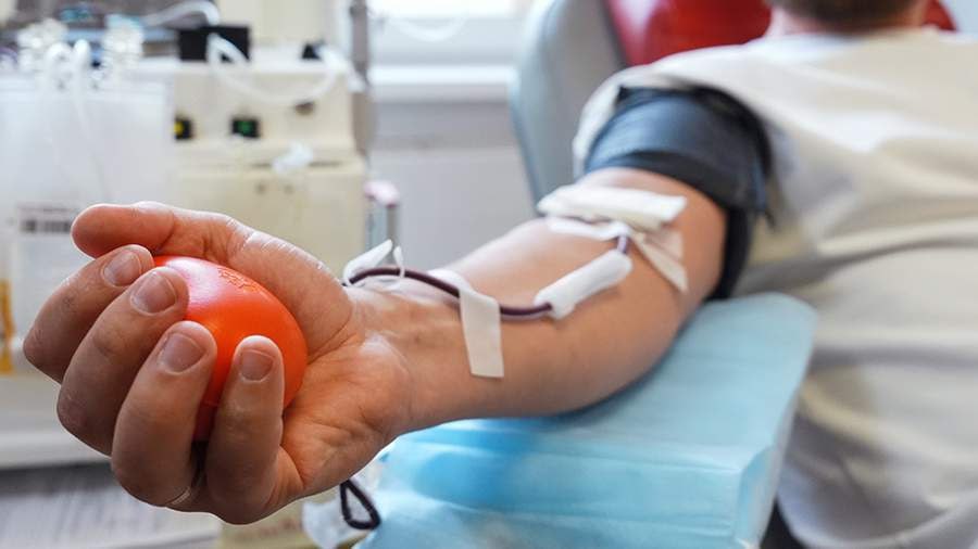 Число доноров крови в России увеличилось более чем на 30 за пять лет С начала 2025 года совершено более двух миллионов донаций Доля безвозмездных доноров сохраняется на уровне 99 Об этом сообщила на форуме Службы крови вице премьер Татьяна Голикова По её словам среди регионов лидеров по сдаче крови Москва и Московская область Санкт Петербург Краснодарский край и Свердловская область Голикова добавила что в Федеральном регистре доноров костного мозга и гемопоэтических стволовых клеток содержатся данные почти о 507 тысячах доноров Подписаться на Говорит Москва Telegram VK MAX