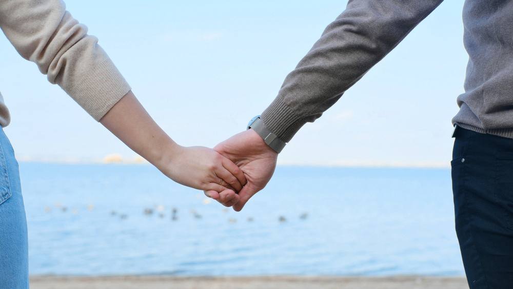 Человек попал на седьмое место в топ 10 моногамии Новое исследование Кембриджского университета показало что человечество занимает седьмое место из 35 видов млекопитающих в рейтинге моногамного репродуктивного поведения обходя белоруких гиббонов и сурикатов но уступая усатым тамаринам и обыкновенным бобрам Эволюционный антрополог Марк Дайбл отметил что люди входят в элиту моногамных видов в то время как большинство млекопитающих придерживается более беспорядочного подхода к спариванию Показатели полигамности не раз оценивались для человеческих популяций и разных животных но Дайбл решил увидеть это в сравнении Он установил что в моногамных сообществах преобладают полнородные братья и сестры тогда как в полигамных группах больше сводных и единокровных детей Из 35 рассмотренных видов первые 11 классифицированы как моногамные остальные же 24 немоногамные Топ 10 процент полнородных сиблингов 1 Калифорнийский хомячок 100 2 Гиеновидная собака 85 3 Дамарский пескорой 79 5 4 Усатый тамарин 77 6 5 Эфиопский шакал 76 5 6 Обыкновенный евразийский бобр 72 9 7 Человек разумный 66 8 Белорукий гиббон 63 5 9 Сурикат 59 9 Серый волк 46 2 Telegram МAX все наши каналы