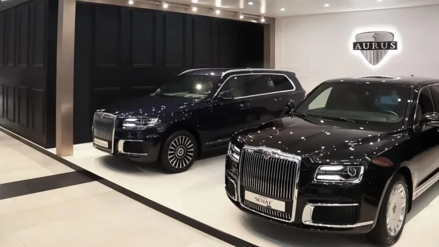 Продажи люксовых авто в РФ за I квартал выросли на треть За первые три месяца 2026 года в России продано 153 новых люксовых автомобиля Это на 33 больше чем за аналогичный период прошлого года Самым популярным брендом стал итальянский Lamborghini 47 единиц На втором месте британский Rolls Royce 42 шт на третьем Bentley 41 шт В пятёрку также вошли Ferrari 19 шт и Aston Martin 4 шт годом ранее продаж не было В модельном рейтинге лидирует кроссовер Lamborghini Urus 44 шт Второй внедорожник Rolls Royce Cullinan 31 шт Третье место делят Bentley Bentayga и Bentley Continental GT по 19 шт Ранее в феврале завод Аурус в Елабуге остановил конвейер для инвентаризации Несмотря на это спрос на люксовые автомобили в России продолжает расти Рост продаж наблюдается у большинства премиальных марок Только Ferrari показала снижение Эксперты связывают тенденцию с адаптацией рынка к новым условиям Подробнее   Подпишись на MASHNEWS в MAX