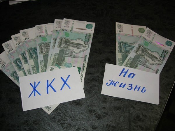 Коммуналка подорожает уже с 1 июля Государство обещало: тарифы ЖКХ в 2025 году вырастут не больше чем на 5,7%. А теперь — бац — и +12% по стране, а в некоторых регионах почти +21% . Власти объясняют всё просто: инфляция растёт, газ и электричество дорожают, мусор стал стоить больше, сети старые — надо менять. То есть вместо обещанной малой крови — полный разворот в сторону большой боли.