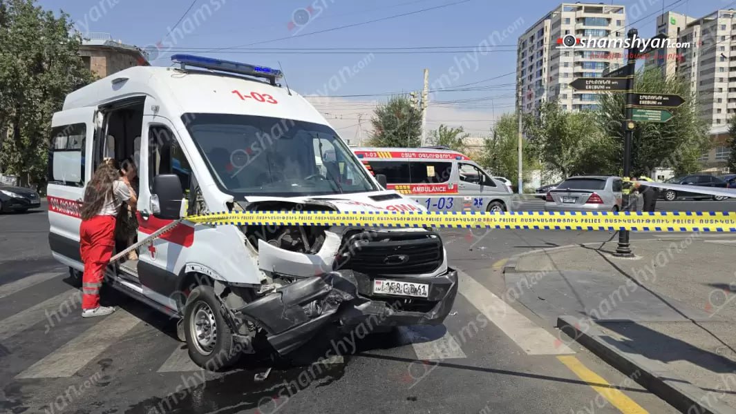 В Ереване очередная авария с участием Скорой есть пострадавшие ДТП произошло на перекрестке улиц Эребуни и Атояна сообщает сайт криминальной хроники Shamshyan com Карета Скорой помощи врезалась в легковушку трое пострадавших получили на месте первую помощь но в больницу ехать отказались SputnikARM