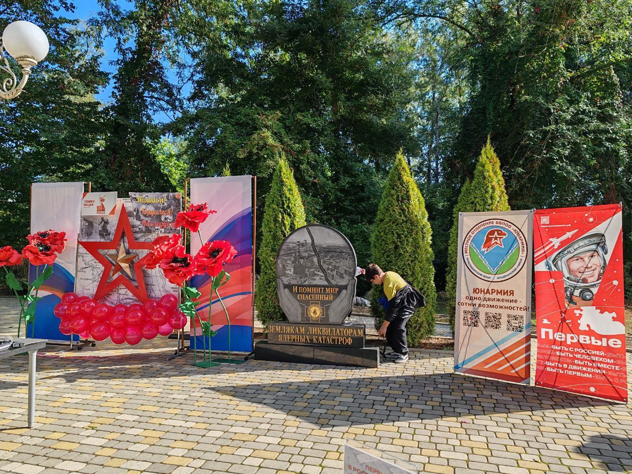 В парке Юность Апшеронска начинается празднование Дня района и города С утра в городском парке Юность атмосферно Идёт организация фотозон выставок декоративно прикладного творчества живописи мастер классов куреней Начинает работу патриотическая площадка Дома ЮНАРМИИ Центра детского творчества Нефтегорского отряда Кубанский плацдарм Работает и угощает всех за гостеприимным столом турецкая диаспора потрясающим шашлыком и похлавой Казачьи залихватские песни создают у гостей и участников отличное настроение Казаки сотрудники полиции пожарные и медики стоят на страже праздника Елена Заметаева Апшеронский рабочий