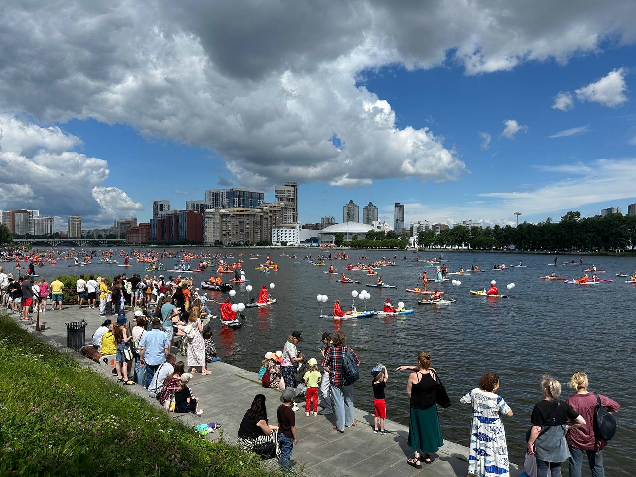 Карнавал на воде прошёл в Екатеринбурге Фестиваль Е1 Sup fest на акватории Городского пруда собрал около полутора тысяч человек. Екатеринбуржцы и туристы вышли на воду в карнавальных костюмах героев анимационных и художественных фильмов, героев русских народных сказок, не обошлось и без военной тематики. Фестиваль проходит в Екатеринбурге второй год подряд. Фото: читатель Телеграм-канал Поддержать Подписаться Прислать новость 18+