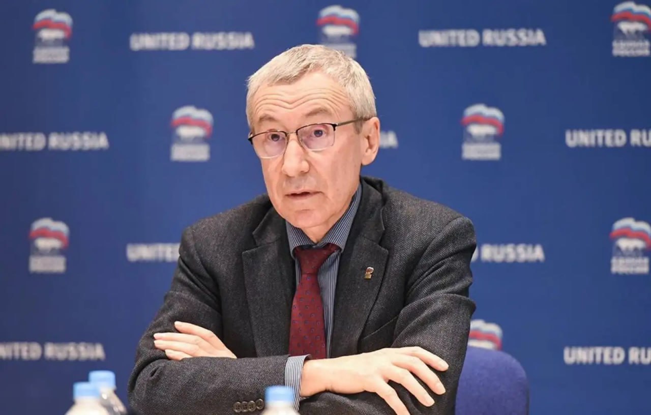 Японское министерство иностранных дел предпринимает новые попытки заключить окончательный мирный договор с Россией и решить вопрос о принадлежности южных Курильских островов Бывший сенатор член Совета по внешней и оборонной политике Андрей Климов рассказал Ридусу при каких условиях это станет возможно Невозможно вести нормальные переговоры о мире когда Япония под давлением своих старших партнеров стран Запада и прежде всего США ведёт себя с нами так как будто мы её враги Неслучайно Япония находится в списках недружественных к РФ стран Поэтому для того чтобы Японии начать конструктивную работу в духе Синдзо Абэ им необходимо сменить не только риторику но и практические действия в отношении к России сказал Климов Ридусу   www ridus ru n 743134 ridusnews