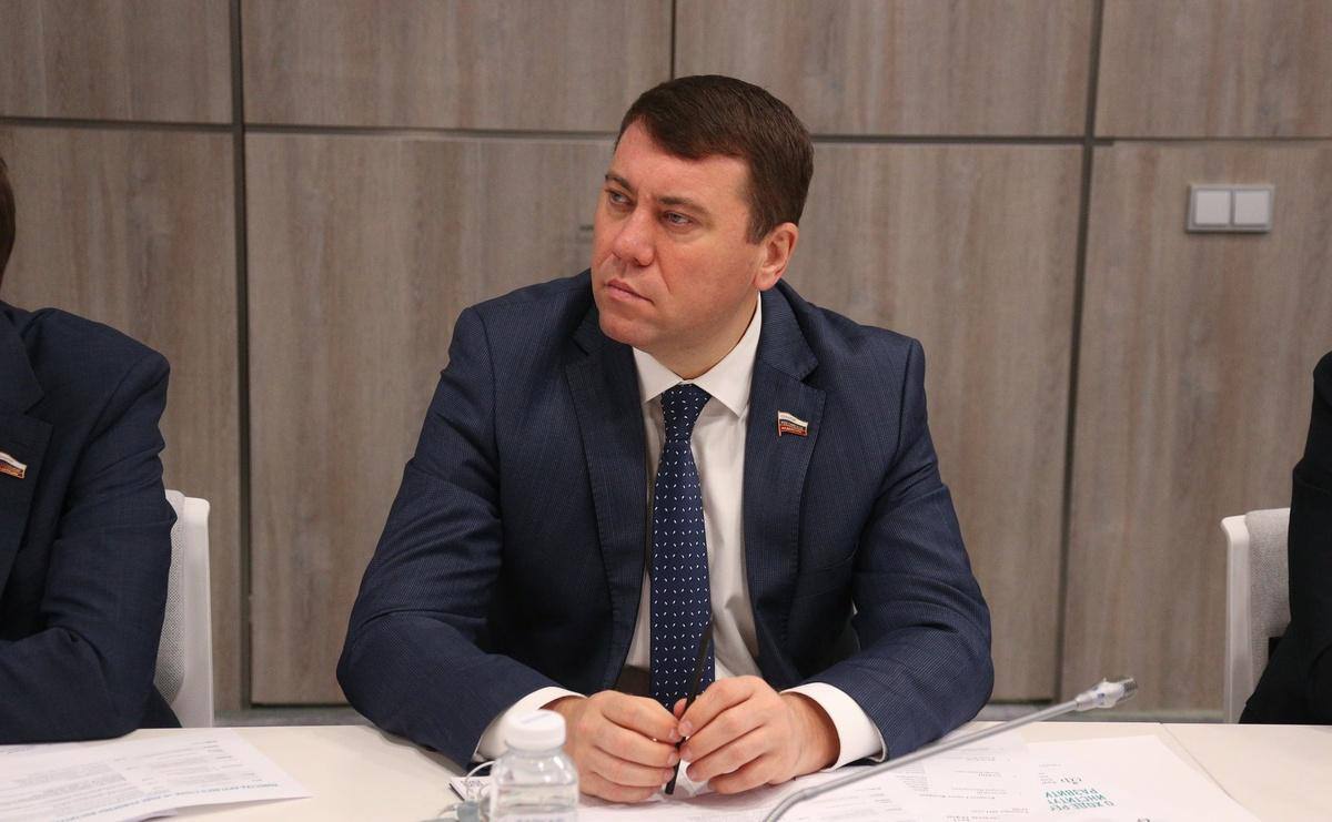 Для снижения инфляции нужно сократить бюджетные траты, но сегодня это сделать невозможно — призвал первый зампред комитета Совфеда по экономической политике Иван Абрамов «Хотя в случае успешных переговоров и других событий эти траты могут сократиться. Поэтому, если все пойдет по положительному сценарию, все это приведет к тому, что инфляция уменьшится, а вслед за ней – ставка»,— заявил сенатор. По его словам, инфляция возникает из-за дисбаланса между спросом и предложением. После введения санкций спрос остался высоким, но предложение не успевает за ним. «Мы уже видим сегодня замедление. По марту 10% с небольшим инфляции в годовом исчислении — это уже видимые результаты работы, в том числе и ЦБ. Многие ругают Центральный банк, но нужно понимать, что у каждого органа своя задача, и задачу по тому, чтобы обуздать инфляцию, ЦБ сегодня выполняет».