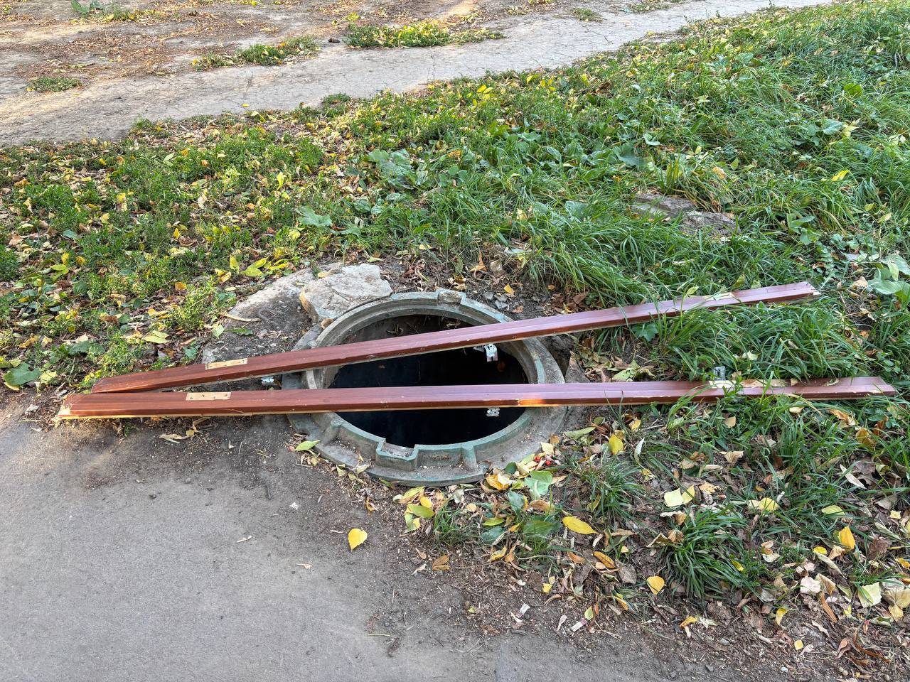 Жительница Октябрьского района отсудила 421 тысячу рублей за падение в открытый люк Женщина шла в темноте рядом со стадионом в Курчатове и провалилась в открытый неогороженный люк водопроводного колодца Крики женщины о помощи услышал прохожий вытащил её и отвез в больницу В результате падения женщина получила сложный перелом ноги ей сделали операцию Несколько месяцев она лечилась и восстанавливалась Далее женщина обратилась в суд с требованием компенсации за моральный вред утраченный заработок и материальный ущерб Суд установил что ответственность за люк несет курчатовское учреждение культуры Требования женщины были удовлетворены ей присудили 421 тысячу рублей Получить деньги ей помогли судебные приставы Курчатовского района После ареста счетов должник выполнил решение суда 421 тысяча рублей была перечислена на депозитный счет судебных приставов и затем направлена взыскателю сообщили в службе судебных приставов