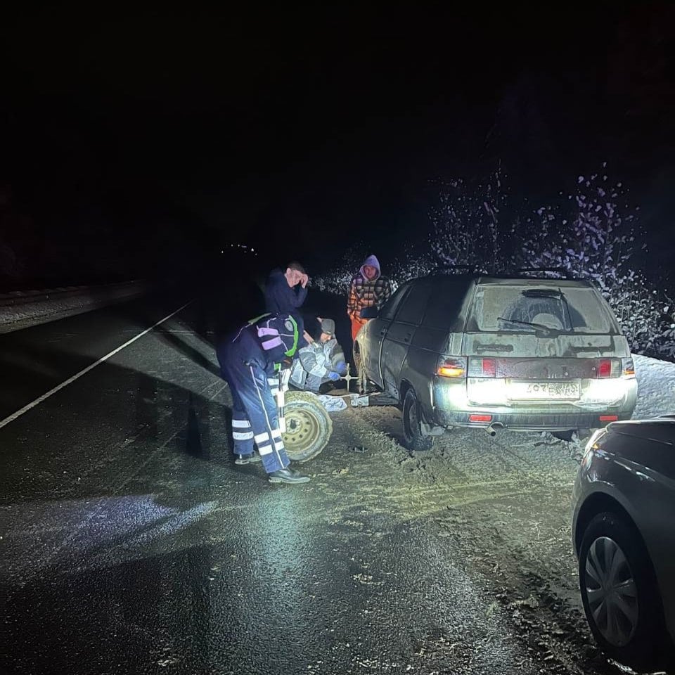 Автолюбитель поблагодарил кировских автоинспекторов за оказанную помощь    На днях в Орловском районе на 569 километре федеральной автомобильной дороги «Кострома-Шарья-Киров-Пермь» инспекторы дорожно-патрульной службы отдельного специализированного взвода Госавтоинспекции Артем Целищев и Сергей Соломин обратили внимание на стоящий на обочине ВАЗ-2111 c включённой аварийной сигнализацией.    Подъехав к автомобилю, автоинспекторы поинтересовались у водителя, нужна ли помощь. Мужчина пояснил, что возвращается в Киров из командировки, внезапно в пути следования у него спустило колесо, а запасное отсутствовало. Кировчанин ждал знакомого, который должен был привезти ему все необходимое.  Дорожные полицейские помогли водителю. Мужчина поблагодарил полицейских и продолжил свой путь.