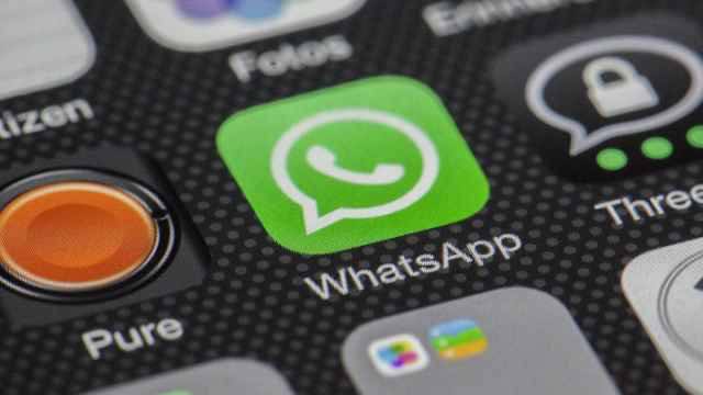 Кремлеботы атакуют WhatsApp: готовят почву для блокировки   Почти 700 фейковых аккаунтов во «ВКонтакте» за 5 дней оставили более 2,4 тыс. комментариев, призывающих заблокировать WhatsApp — самый популярный мессенджер в РФ. Об этом сообщает проект «Ботнадзор» со ссылкой на исследование «Верстки».   Основной нарратив: «WhatsApp передаёт данные врагам и мошенникам», а потому россияне якобы должны перейти на государственный мессенджер МАХ.   Глава «Общества защиты интернета» Михаил Климарев ранее называл МАХ инструментом слежки за гражданами, созданным под контролем спецслужб.