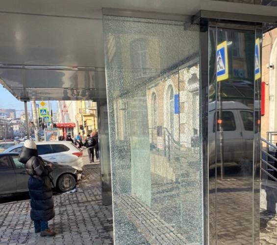 Еще 20 умных остановок появятся в Ростове в 2025 году В Ростове досрочно установили 50 интерактивных остановок еще 20 появятся до конца 2025 года Об этом в своем Telegram канале сообщил глава города Александр Скрябин По его словам всего за пять лет смонтируют 450 таких комплексов Работы должны завершиться в 2029 году Но сейчас рассматриваем возможность ускорить сроки установки всех остановочных комплексов уточнил Скрябин Отметим что остановки оснащены электронным табло камерами и бесплатным Wi Fi На табло можно увидеть информацию о движении транспорта прогноз погоды и другие данные Подпишись на 1Rnd в МАХ Написать в редакцию