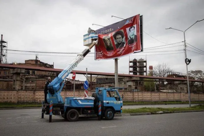 К 5 мая все рекламные поверхности Владикавказа будут заняты фотографиями ветеранов Об этом в соцсетях сообщил глава АМС города Вячеслав Мильдзихов Активно готовим Владикавказ ко Дню Победы размещаем портреты ветеранов К утру 5 мая все 2244 рекламные поверхности Владикавказа будут заняты фотографиями людей ковавших великую Победу В нашей базе более 17 000 имен участников Великой Отечественной войны выходцев из Северной и Южной Осетии написал Мильдзихов Он добавил что акция продлится до 15 мая Подписывайтесь на Abon в Telegram MAX Вконтакте