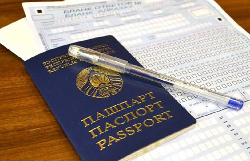 Репетиционный централизованный экзамен пройдет 31 января Он покажет насколько ребята готовы к решающему испытанию подводящему итог обучения в школе Проверить свои знания выпускникам предлагается по любому из предметов на выбор русскому или белорусскому языку физике математике химии биологии иностранным языкам английский немецкий французский испанский китайский истории Беларуси в контексте всемирной истории обществоведению географии Участие в РЦЭ который в точности повторяет испытание предстоящее выпускникам в мае примет около 58 5 тысячи 11 классников Начало РЦЭ в 11 00 Участникам нужно прибыть в пункт проведения не позднее чем за 30 минут до старта имея при себе паспорт пропуск и черную гелевую или капиллярную ручку Проносить в аудиторию любые информационные материалы запрещено За списывание грозит удаление с экзамена Кстати с РЦЭ в 2025 м удалили пять участников