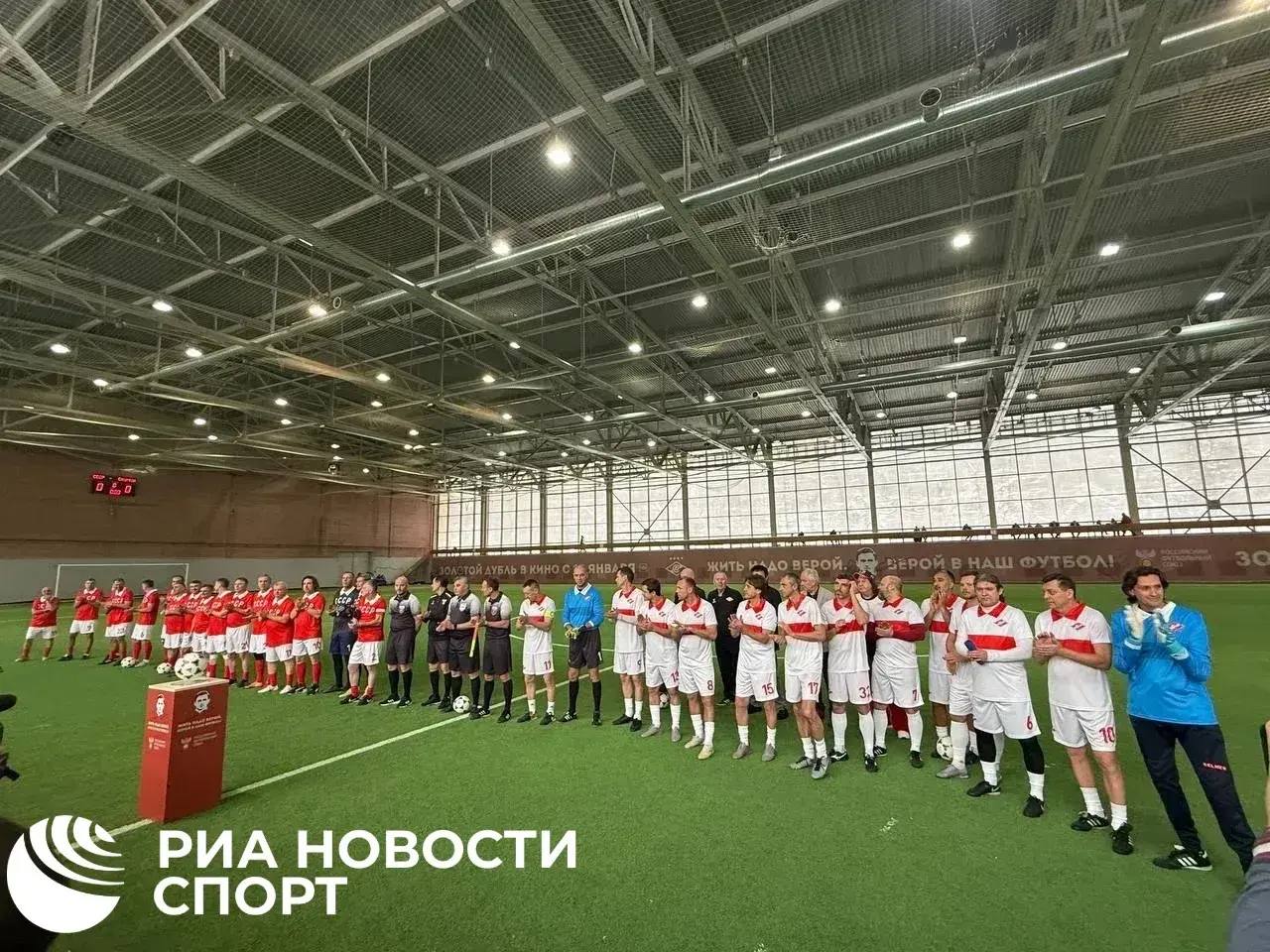 Легенды Спартака обыграли сборную СССР в матче памяти Никиты Симоняна Встреча организованная РФС и Спартаком прошла в Москве и завершилась со счетом 5 4 В составе Спартака хет трик на счету Дениса Глушакова по голу забили Никита Баженов и Валерий Шмаров Симонян ушел из жизни 23 ноября в возрасте 99 лет Подписывайтесь на РИА Новости Спорт в MAX