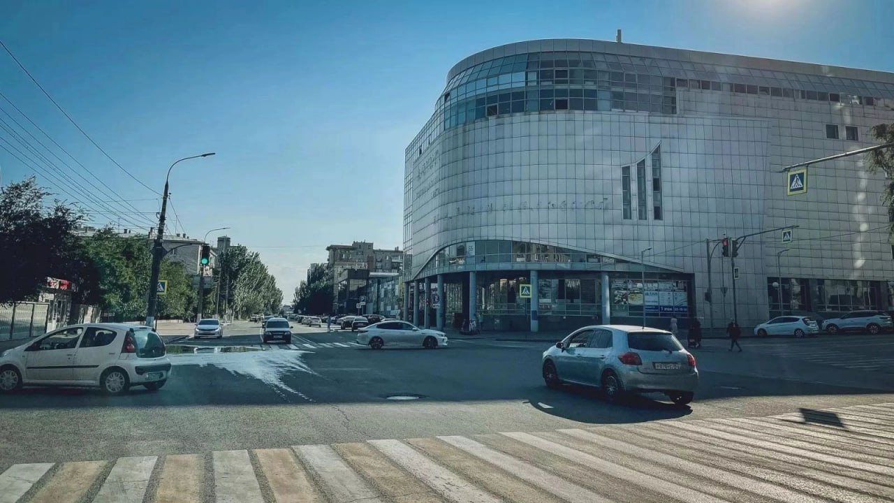 Малашкин подал в суд на мэрию Волгограда из-за земли под ТЦ Бизнесмен Александр Малашкин требует через суд отменить отказ мэрии Волгограда от 17 января. Чиновники не согласились передать ему землю под ТЦ «Диамант на Комсомольской» в собственность без новых торгов. Малашкин купил этот участок три года назад. Но позже возникли споры. Теперь он добивается признания отказа недействительным. Также предприниматель просит обязать мэрию оформить с ним договор купли-продажи участка. Подписать его нужно будет в течение месяца после вступления решения в силу. Дата заседания пока не назначена. Подписаться