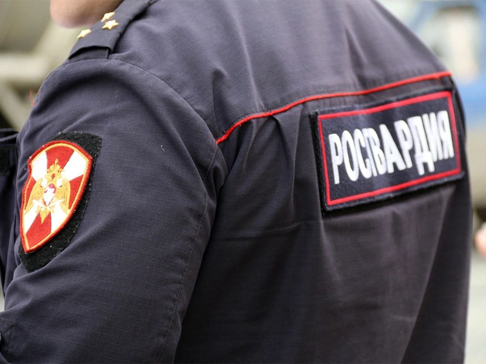 #противодействиеКоррупции  В Кирове прокуратура выявила факт трудоустройства бывшего сотрудника регионального силового ведомства с нарушением требований антикоррупционного законодательства   Прокуратура Октябрьского района города Кирова установила, что на работу в учреждение здравоохранения был принят бывший сотрудник регионального управления Росгвардии.    Вопреки требованиям закона, сведения о заключении трудового договора с бывшим госслужащим не были направлены в установленный срок по прежнему месту его службы.     Прокурор возбудил дело по ст.19.29 КоАП РФ.    Административный материал прокуратуры рассмотрен, должностному лицу – руководителю медицинского учреждения назначено административное наказание в виде штрафа в размере 20 тыс. рублей.     Вмешательство прокуратуры способствовало устранению выявленных нарушений законодательства о противодействии коррупции.