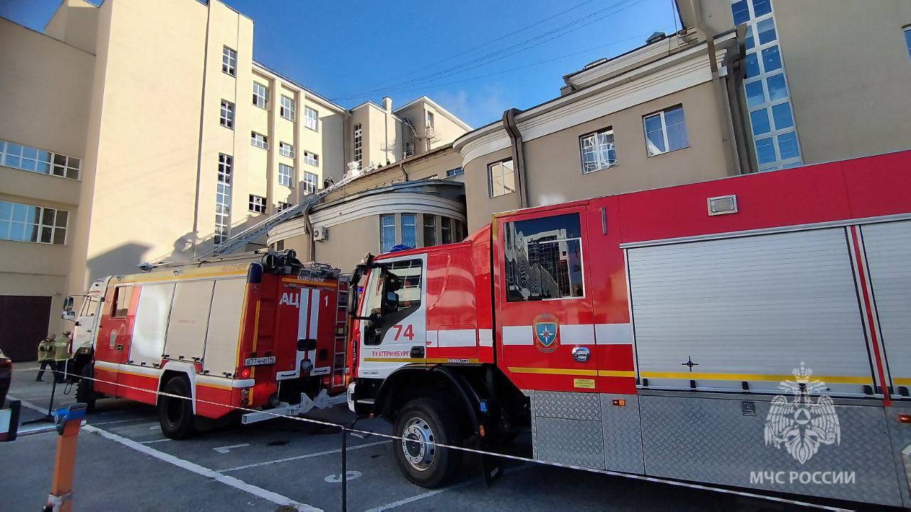 В Екатеринбурге локализовали пожар в театре     На улице Ленина загорелись вещи на 15 квадратах в помещении на 4 этаже. Огнеборцы МЧС России проводят разведку и эвакуируют людей. На месте работают 36 специалистов и 12 единиц техники.