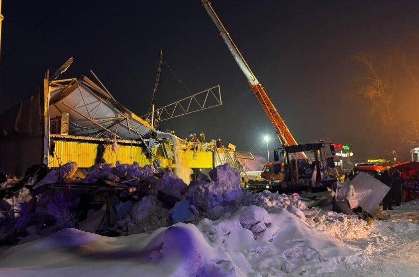 Скончался третий пострадавший ранее спасенный после обрушения ТЦ в Новосибирске Об этом сообщает ТАСС со ссылкой на оперативные службы Известно что до этого спасли двух человек Им оказывалась необходимая медицинская помощь Сиб фм Подписаться на канал