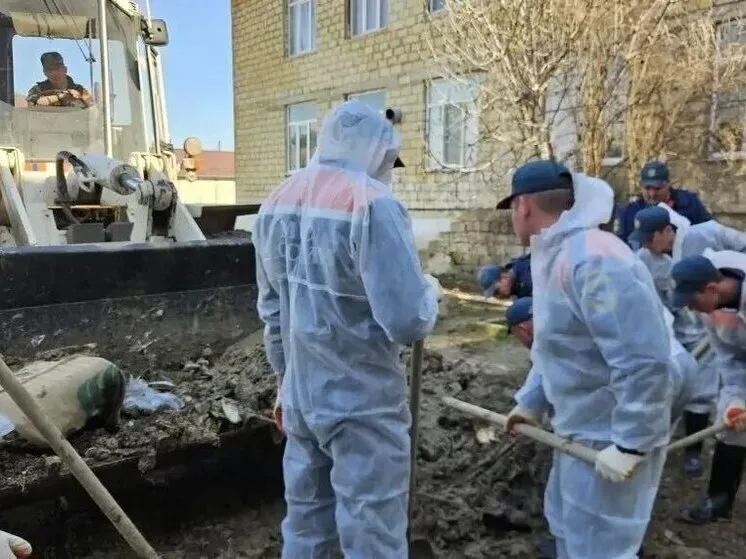 В Дербентском районе Дагестана продолжаются мероприятия по устранению ущерба нанесённого природным катаклизмом В населённом пункте Мамедкала расположенном в Дербентском районе не останавливаются восстановительные работы после мощного стихийного бедствия Представители Донского спасательного отряда и Министерства чрезвычайных ситуаций Республики Дагестан занимаются очисткой территорий от нанесённого ила обломков строительных конструкций и прочих отходов Дополнительно профессионалы проводят превентивную дезинфекцию затронутых паводком участков с использованием специальных реагентов для предотвращения возможного распространения заболеваний