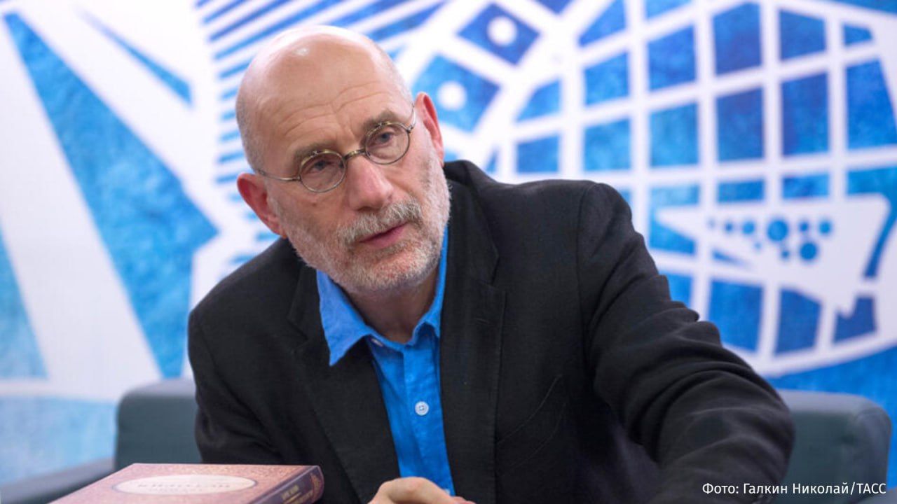 Суд добавил писателю Борису Акунину один год колонии по делу об уклонении от обязанностей иноагента его заочный срок теперь составляет 15 лет корреспондент Известий из зала суда В июле Георгий Чхартишвили был осужден на 14 лет заочно по делу об оправдании терроризма Первые четыре года писатель проведет в тюрьме остаток срока в колонии строгого режима По версии следствия Акунин уже привлекавшийся к административной ответственности с февраля по август 2025 года разместил в социальных сетях не менее 76 публикаций без обязательной маркировки указывающей на его статус Физическое лицо признанное в Российской Федерации иностранным агентом и включенное в перечень террористов и экстремистов IZ RU в Telegram в MAX