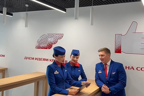 Авиакомпании Россия открыла в аэропорту Пулково новое брифинговое пространство для экипажей Авиакомпания Россия открыла уютное пространство для членов кабинного и лётного экипажей в базовом аэропорту Пулково Оно оснащено всем необходимым для проведения предполётной подготовки и отдыха Об этом AVIA RU сообщили в пресс службе авиаперевозчика Открытие нового брифинг пространства ещё один шаг на пути нашего развития в базовом аэропорту Пулково В день мы выполняем в среднем около 100 рейсов из Санкт Петербурга Маршрутная сеть обширна и охватывает более 30 направлений В зимнем сезоне планируем ещё больше расширить географию полётов Каждый день через этот брифинг будут проходить предполётную подготовку не меньше 350 пилотов и бортпроводников и конечно для нас очень важно чтобы каждый из них видел и чувствовал заботу России и уют который мы продумали до мелочей отметил генеральный директор авиакомпании Ян Бург aviaru net n287856