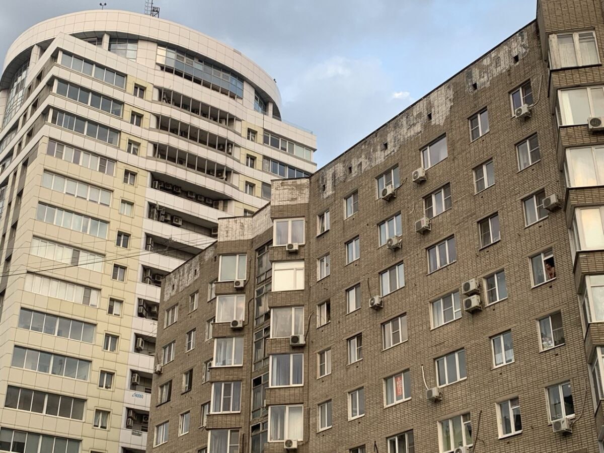 Цены на вторичку в Ростове взлетели Ростов на Дону вошёл в топ 7 городов миллионников по росту цен на вторичное жильё с начала 2025 года За десять месяцев цена квадратного метра на вторичном рынке города подскочила на 12 4 и по итогам октября достигла 142 8 тыс рублей Кто в лидерах Казань 22 Москва 18 8 Санкт Петербург 17 Ростов уверенно обогнал соседей по ЮФО Краснодар 10 3 и Волгоград 2 9 Главный тренд ни в одном миллионнике цены не падают domostroyrf