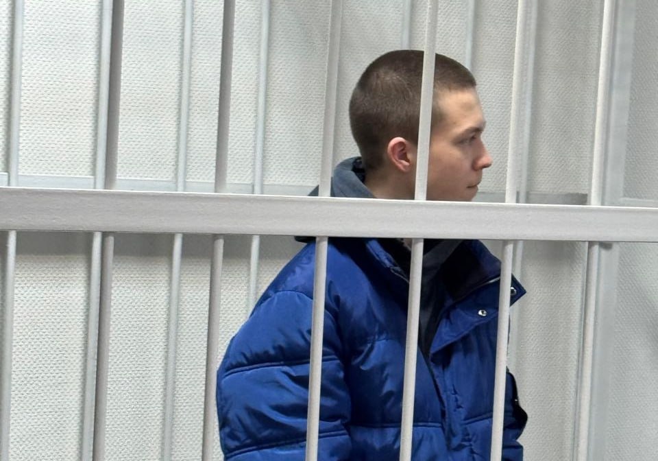 Прокуратура запросила 15 лет лишения свободы для нападавшего на преподавателей техникума в Архангельске Прокурор Архангельской области и НАО Николай ХЛУСТИКОВ принял участие в прениях сторон по уголовному делу в отношении 18 летнего Артёмия КОРЮКОВА устроившего в сентябре 2025 года нападение на преподавателей техникума Ему вменяют участие в террористической организации и покушение на убийство четырёх лиц по мотиву идеологической ненависти и в связи с выполнением лицами общественного долга