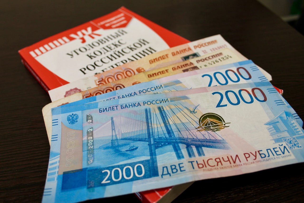 Региональным ведомством СК России возбуждено уголовное дело по подозрению генерального директора коммерческой организации в совершении хищения бюджетных денежных средств   Первым отделом по расследованию особо важных дел СУ СК России по Камчатскому краю возбуждено уголовное дело по подозрению генерального директора коммерческой организации в хищении бюджетных денежных средств в особо крупном размере  ч. 4 ст. 159 УК РФ .  По предварительным данным, 44-летний мужчина, являясь генеральным директором общества с ограниченной ответственностью, видом деятельности которого является строительство автомобильных дорог и автомагистралей, производство асфальта, в период с ноября 2022 года по декабрь 2023 года, в ходе исполнения муниципального контракта по капитальному ремонту автомобильной дороги по ул. Дальняя краевой столицы с устройством ливневок для муниципальных нужд фактически выполнил работы не более чем на 50 %  от общего объема, при этом в акт о приемке работ внесены заведомо ложные сведения о выполнении работ в полном объеме.   В результате преступных действий фигуранта муниципальному учреждению причинен ущерб на сумму не менее 8,5 млн. рублей.  Финансирование муниципального контракта осуществлено в рамках национального проекта «Безопасные и качественные автомобильные дороги».    Уголовное дело возбуждено и расследуется при оперативном сопровождении сотрудников УФСБ России по Камчатскому краю.  По ходатайству органа следствия фигуранту избрана мера пресечения в виде запрета определенных действий. По уголовному делу в настоящее время следователями проводятся следственные и иные процессуальные действия, направленные на детальное установление всех обстоятельств совершенного преступления.     Видеокомментарий старшего помощника руководителя  по информационному взаимодействию с общественностью и СМИ  СУ СК России по Камчатскому краю майора юстиции Натальи Харитоновой    Подписывайтесь, это Камчатский СКР