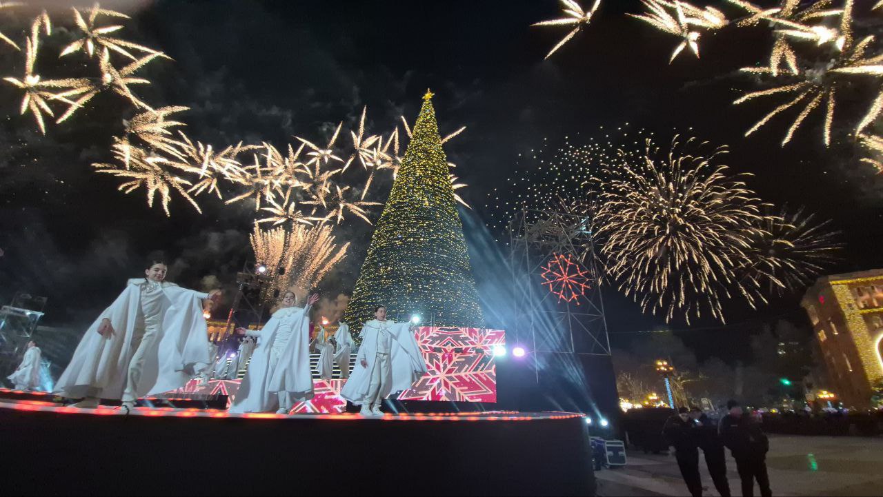 На главной елке Еревана на площади Республики загорелись новогодние огни yerevanch